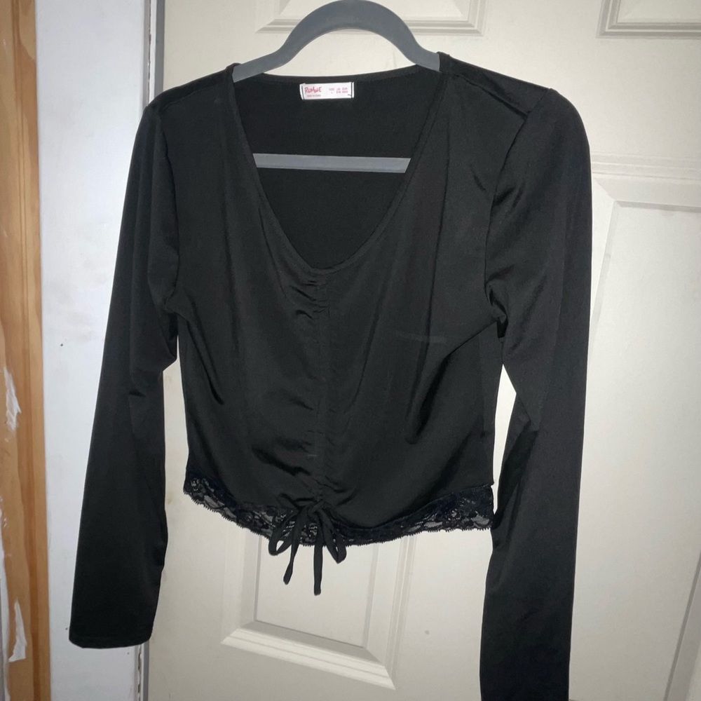 black long sleeve crop top